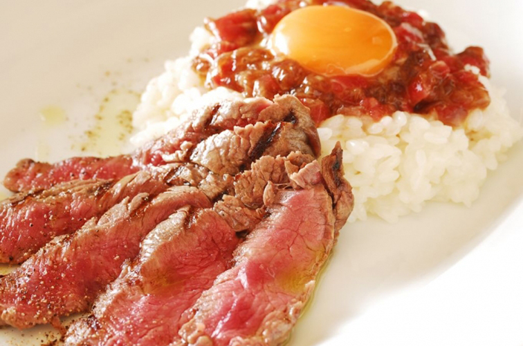 熊本産馬肉ロースのタルタラをあしらえたリゾット 薄切肉と共に