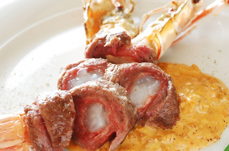 手長海老 特上和牛フィレ肉で包み焼きにして ウニのクリームソース